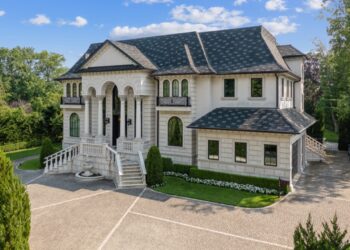 INaalok ang CRYPTO MANSION NG 27% diskwento sa kamakailang $7,595,000 na hinihinging presyo.